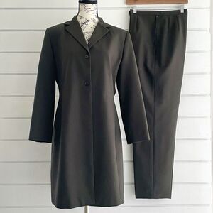 Larry Levine Classics Pant Suit Set With Long Blazer and Pleat Pants Size 10
